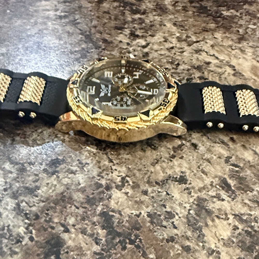 #84 Zhowe Men’s Quartz Watch Featuring a Gold Tone Alloy Case and Black Dial - Picture 3 of 6